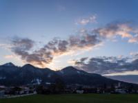 Leuchtender Wolkenbogen am Abendhimmel über den Aschauer Bergen